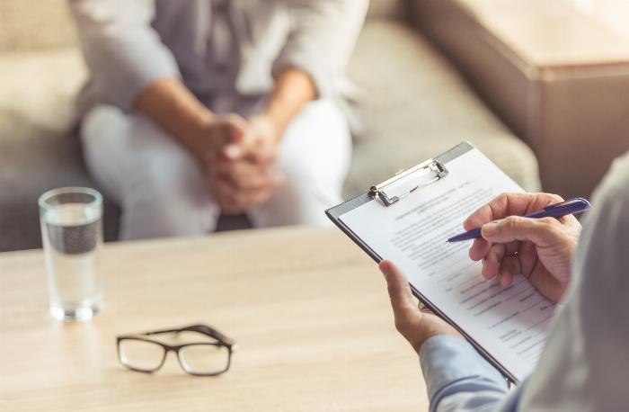 A jurisprudência tem autorizado a concessão dos chamados benefícios por incapacidade para que o segurado possa se tratar do alcoolismo