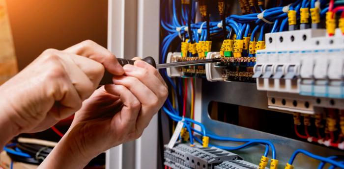 IEPREV - Eletricista de manutenção de rede de energia receberá adicional de periculosidade