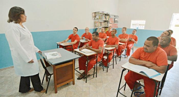 Professora que atua em presídio tem direito a mesmos benefícios que carcereiros