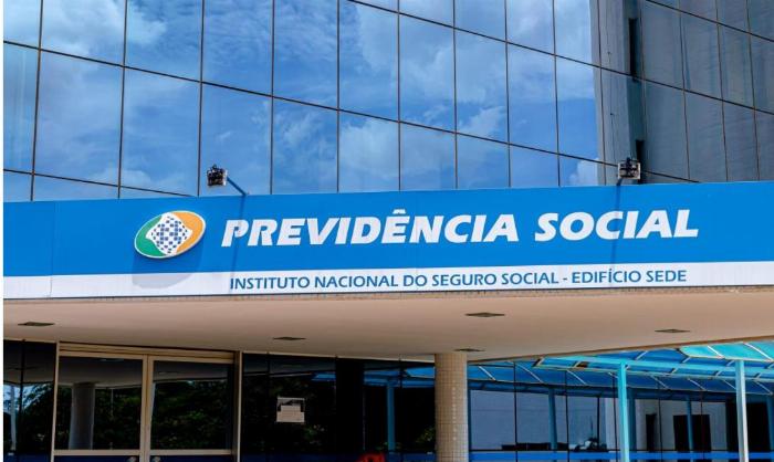 Segurado do INSS que se aposenta recebe comprovante para sacar FGTS, PIS e Pasep  