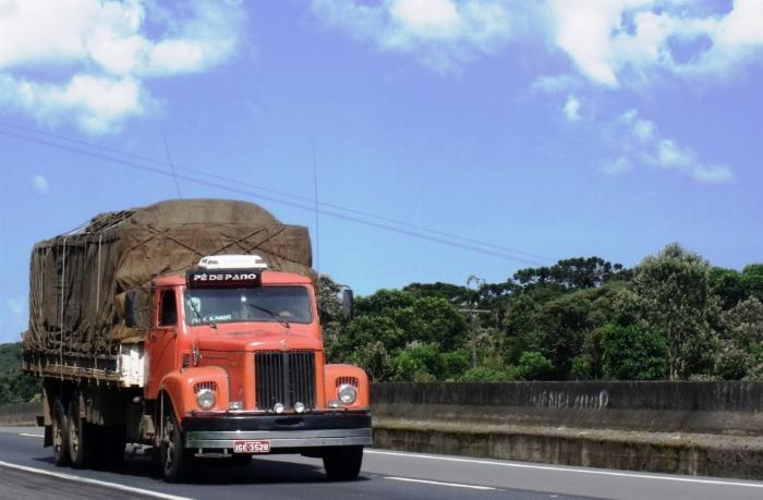 STJ - Empresa de transporte deve recolher contribuição previdenciária de 20% sobre frete a caminhoneiros autônomos.