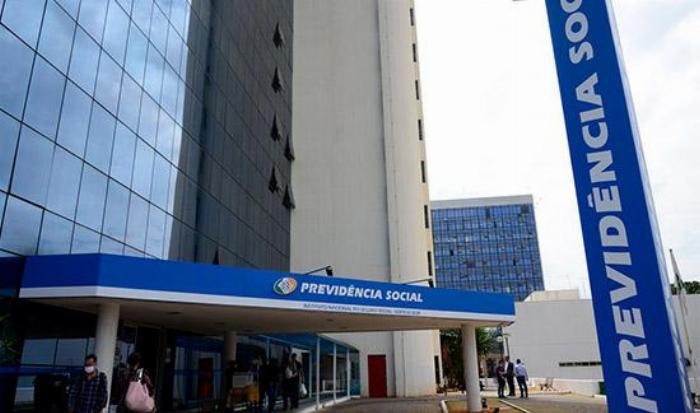 TRF4 - Filha de ex-combatente da Segunda Guerra Mundial tem direito a renunciar à aposentadoria por idade para obter pensão militar especial.